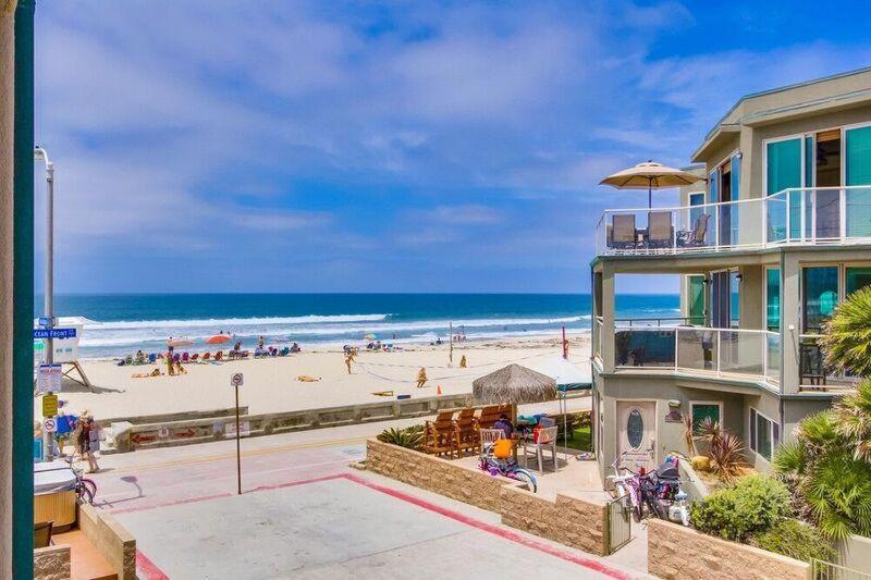 Blick auf den Strand und ein Gebäude in der Unterkunft Beach Break 1 in San Diego