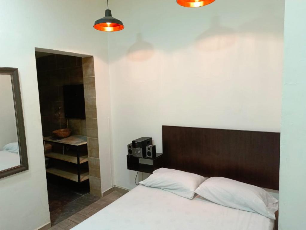 Säng eller sängar i ett rum på Hotel Marat suite