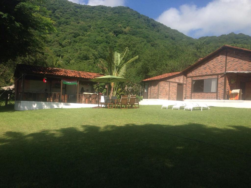 un bâtiment avec des chaises et des tables dans une cour dans l'établissement Villa Santa Maria, à Santa María del Oro