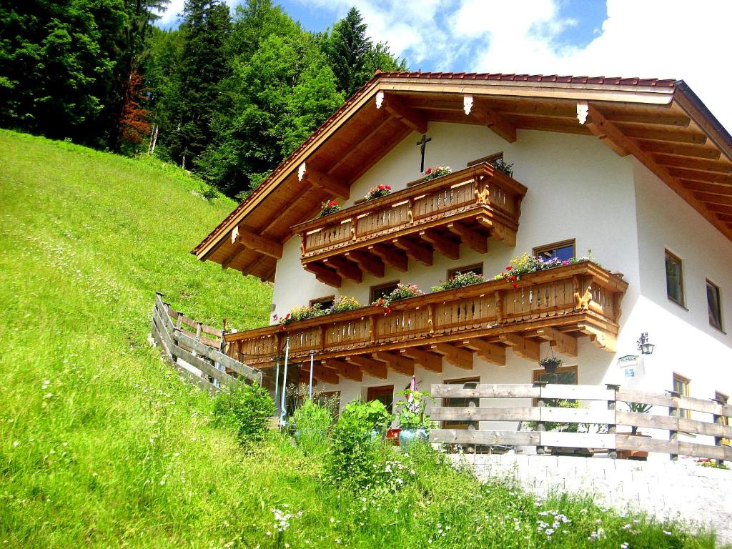 a building with a balcony with flowers on it at Fluchthäusl in Berchtesgaden
