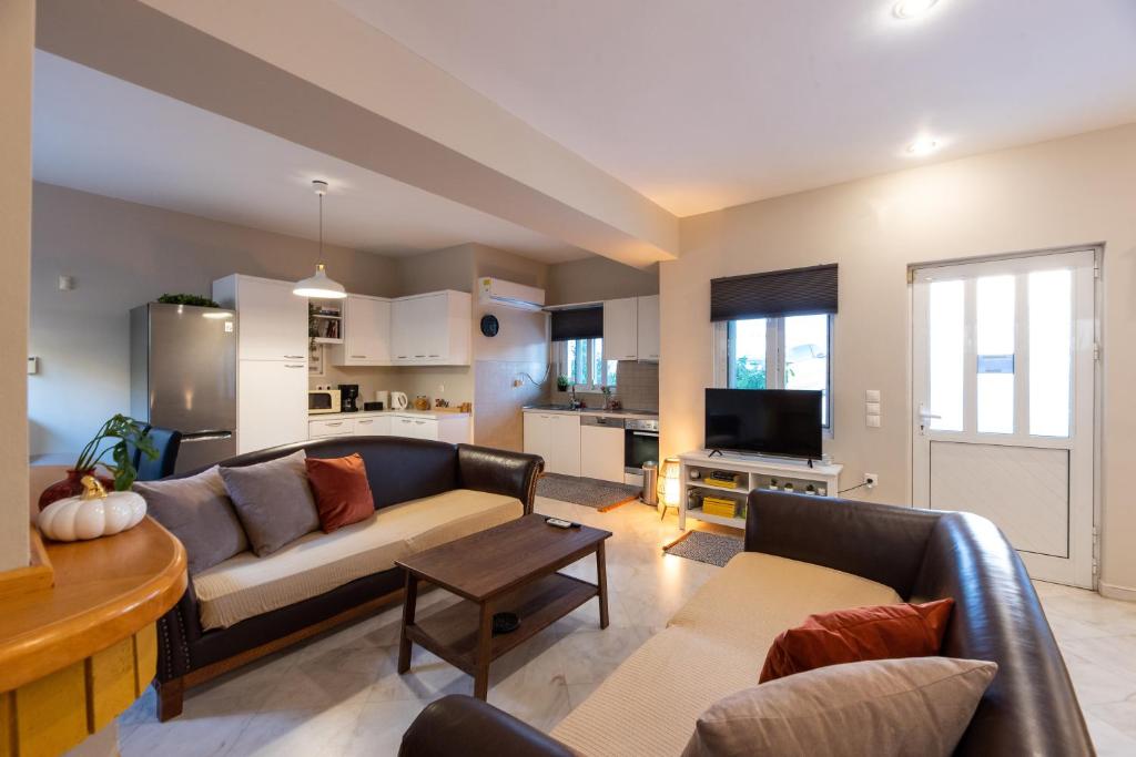 A kitchen or kitchenette at Emma's Airport Studio