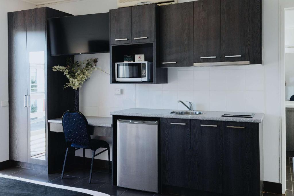 Kuchyň nebo kuchyňský kout v ubytování Comfort Inn Traralgon