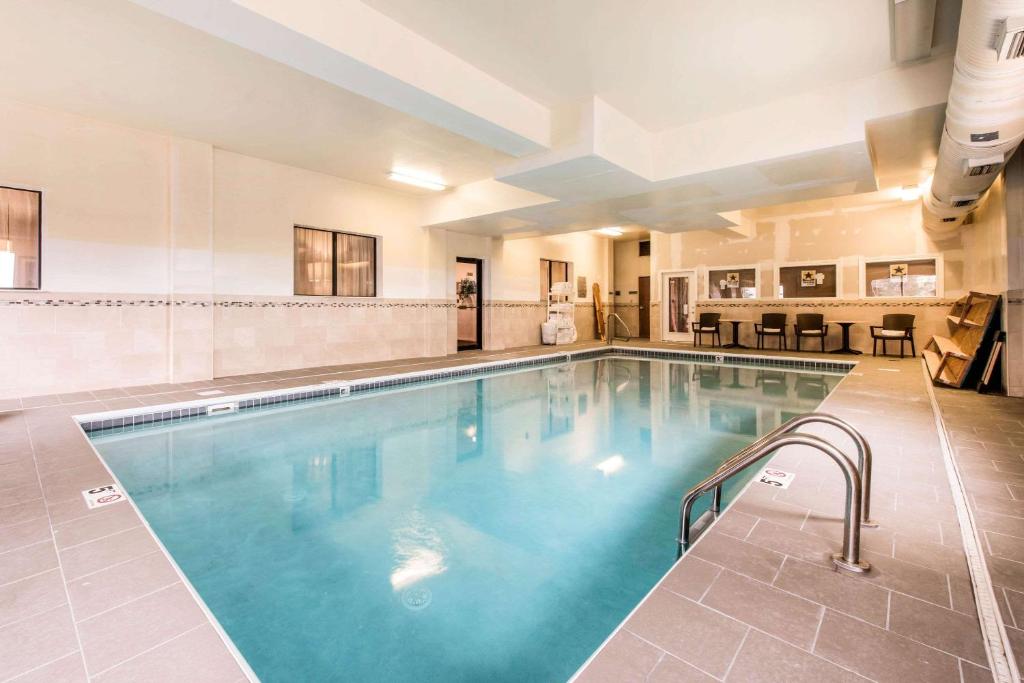 une grande piscine dans un immeuble dans l'établissement Comfort Inn & Suites Streetsboro - Kent, à Streetsboro