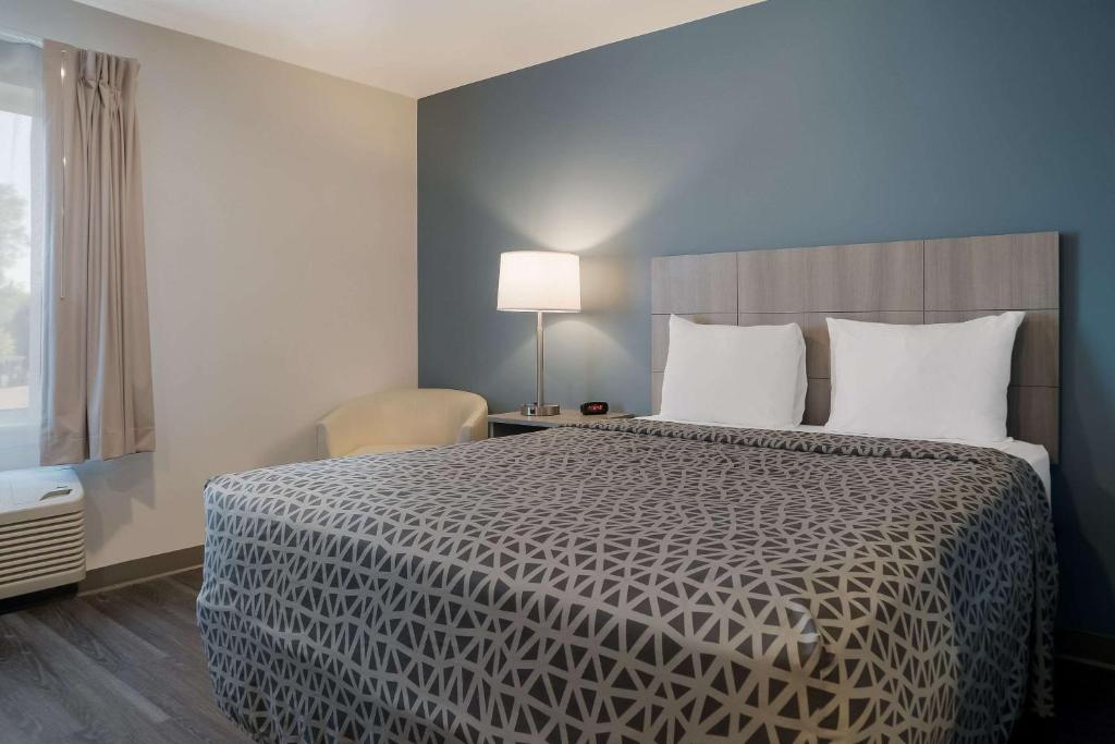 WoodSpring Suites Detroit Sterling Heights - Queen Suite