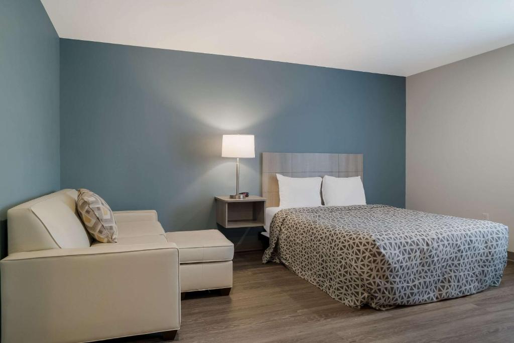 WoodSpring Suites Detroit Sterling Heights - Queen Suite Met Bank Toegankelijk