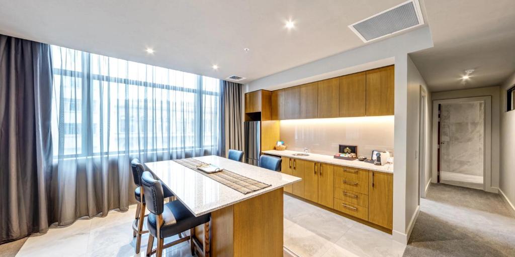 Kuchyň nebo kuchyňský kout v ubytování Distinction Dunedin Hotel
