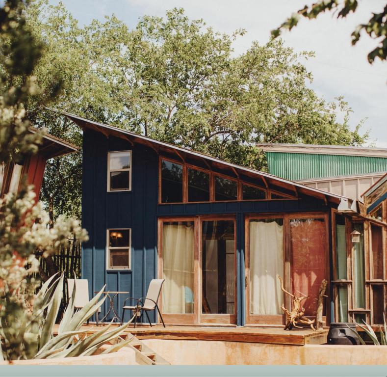 una casa con un exterior azul en Uber Unique Lakefront Eco Cabin on a Magical Retreat Property en Spicewood