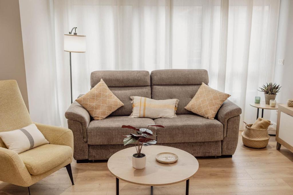 a living room with a couch and a table at Apartamento Azabache in Zaragoza