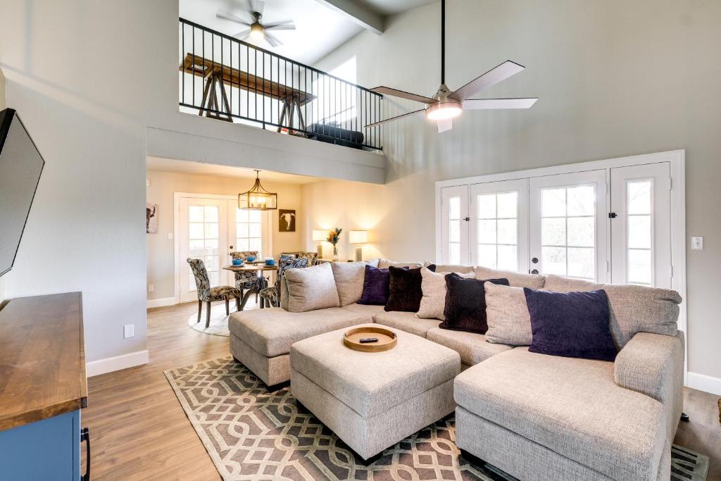 Χώρος καθιστικού στο Perfect for Families Spacious Sun Lakes Home!