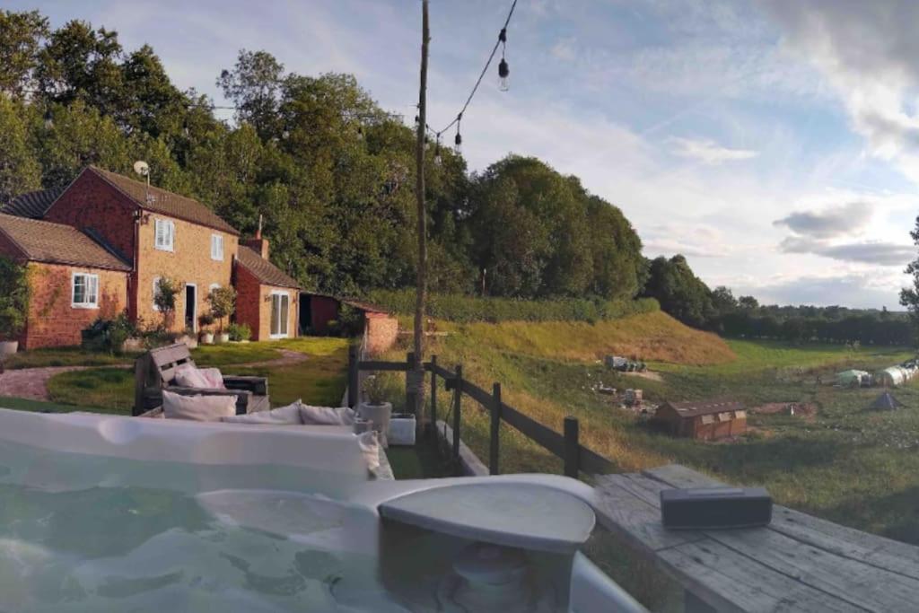 - une vue sur une maison depuis la terrasse d'une maison dans l'établissement Rural Retreat w/ Hot Tub & River, Sleeps 12 Guests, à Tenbury Wells