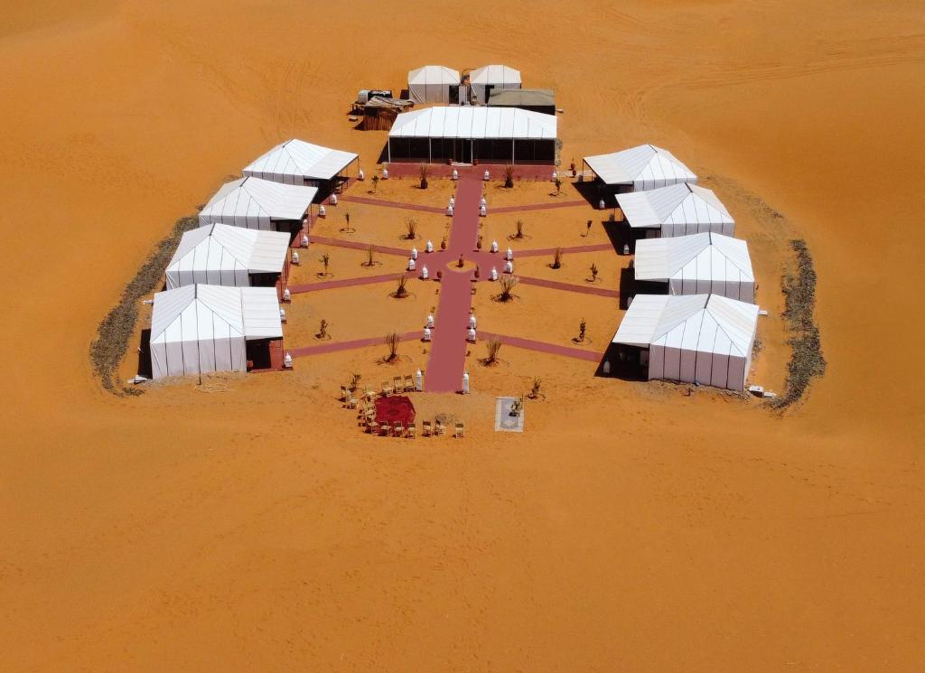 una vista aérea de una iglesia en el desierto en Luxury berber style en Merzouga