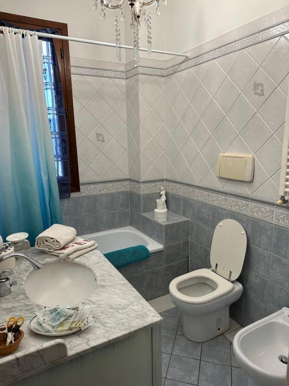 a bathroom with a toilet and a sink and a tub at Casa Maria (posto auto gratuito) in San Donnino