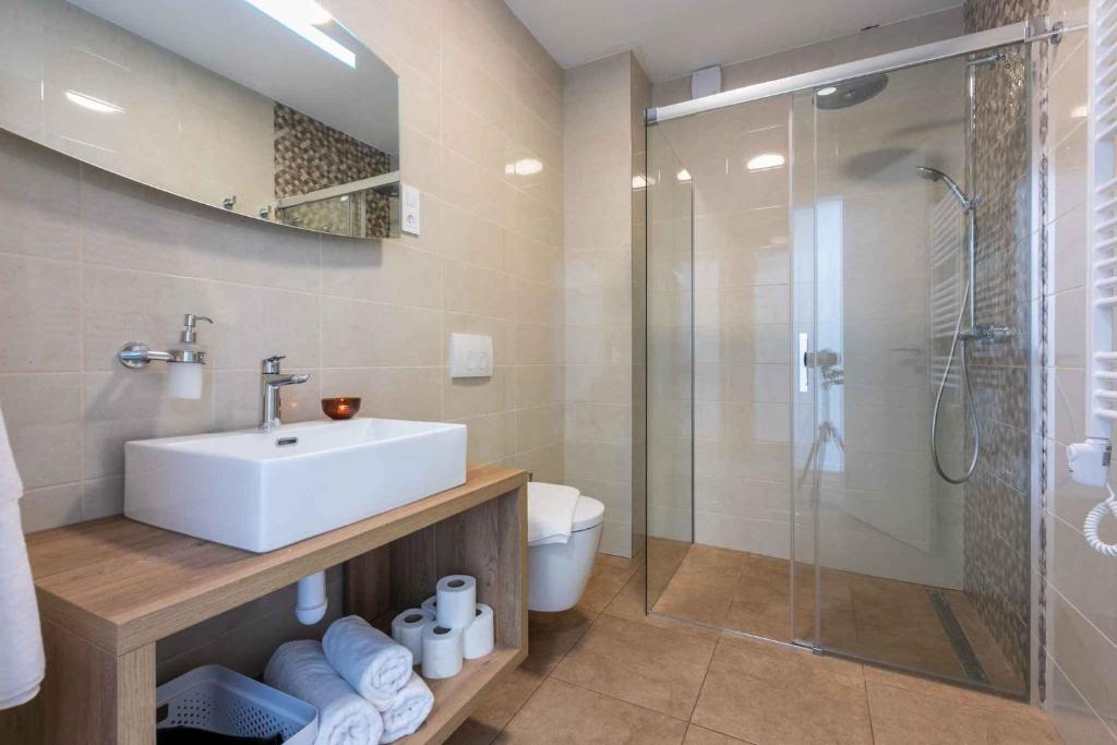 ein Bad mit einem Waschbecken und einer Glasdusche in der Unterkunft Holiday home in Grizane 41663 in Grižane