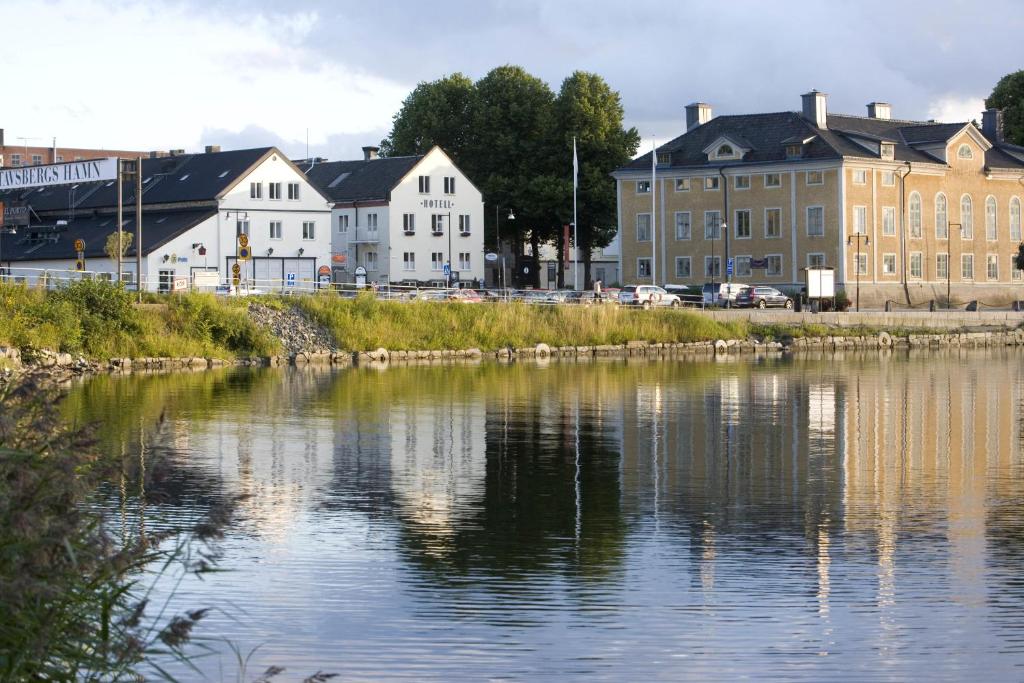 una masa de agua frente a edificios y casas en Hotell Blå Blom, en Gustavsberg