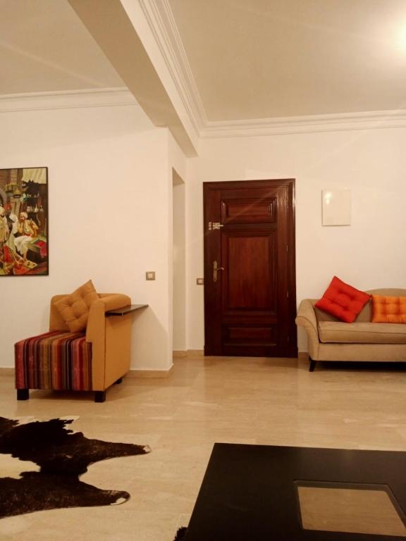 Posezení v ubytování Bel appartement à skhirat plage et à 20 mn de Rabat