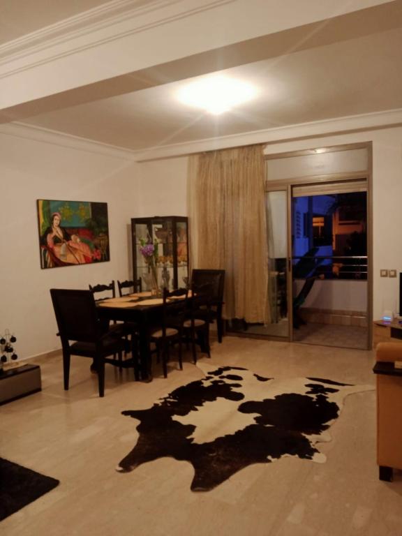 Posezení v ubytování Bel appartement à skhirat plage et à 20 mn de Rabat