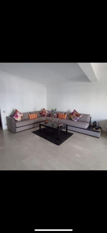 Posezení v ubytování Bel appartement à skhirat plage et à 20 mn de Rabat