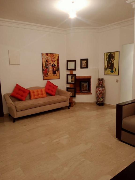 Posezení v ubytování Bel appartement à skhirat plage et à 20 mn de Rabat