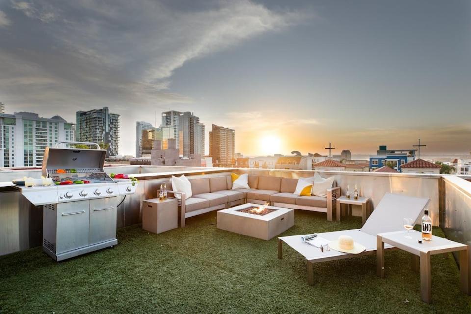 聖地牙哥的住宿－TuCasa Luxury 4 Story Villa in Downtown San Diego Little Italy，带烧烤设施的屋顶露台和客厅。