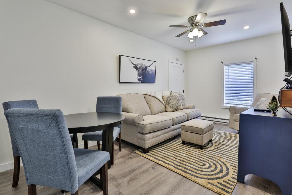 ein Wohnzimmer mit einem Sofa und einem Tisch in der Unterkunft M20 Rentals Modern Apartment 2bd 1ba Centrally Located Salem, NH in Salem