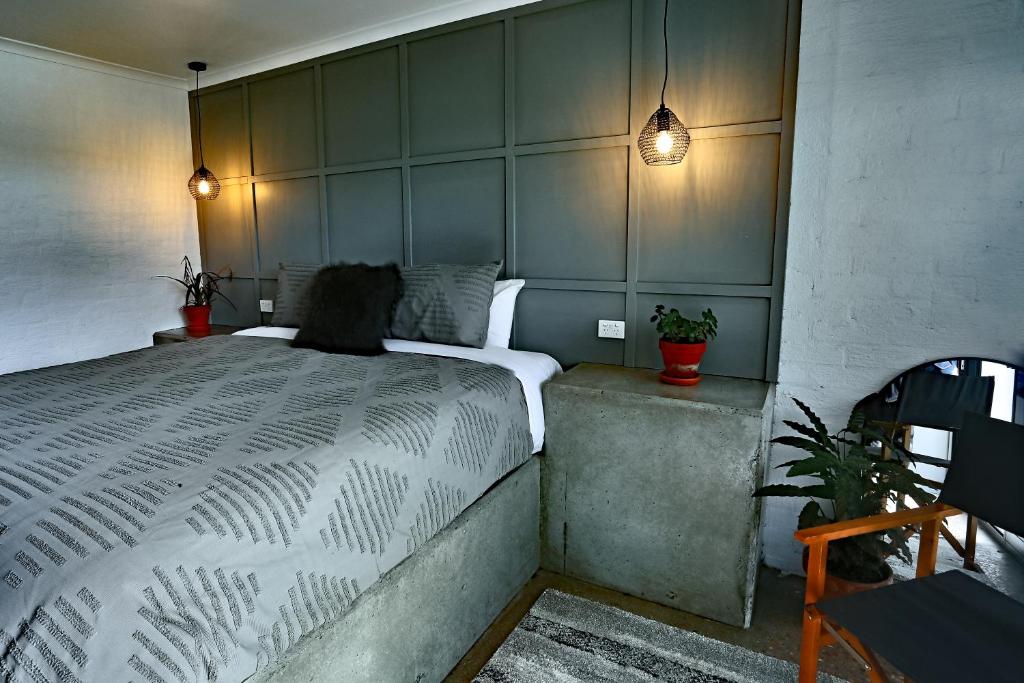 1 dormitorio con 1 cama grande en una habitación en Motel3858 en Heyfield