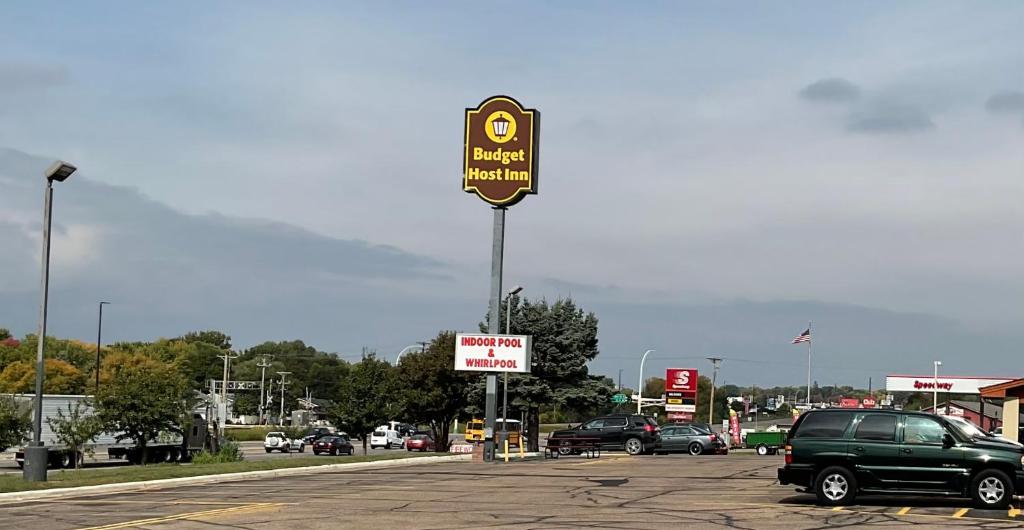Buffalo的住宿－Budget Host Inn，停车场的加油站标志