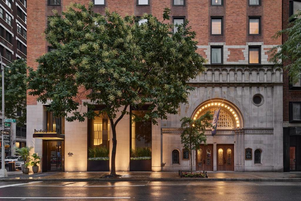 un grand bâtiment avec un arbre en face dans l'établissement Hotel AKA NoMad, à New York