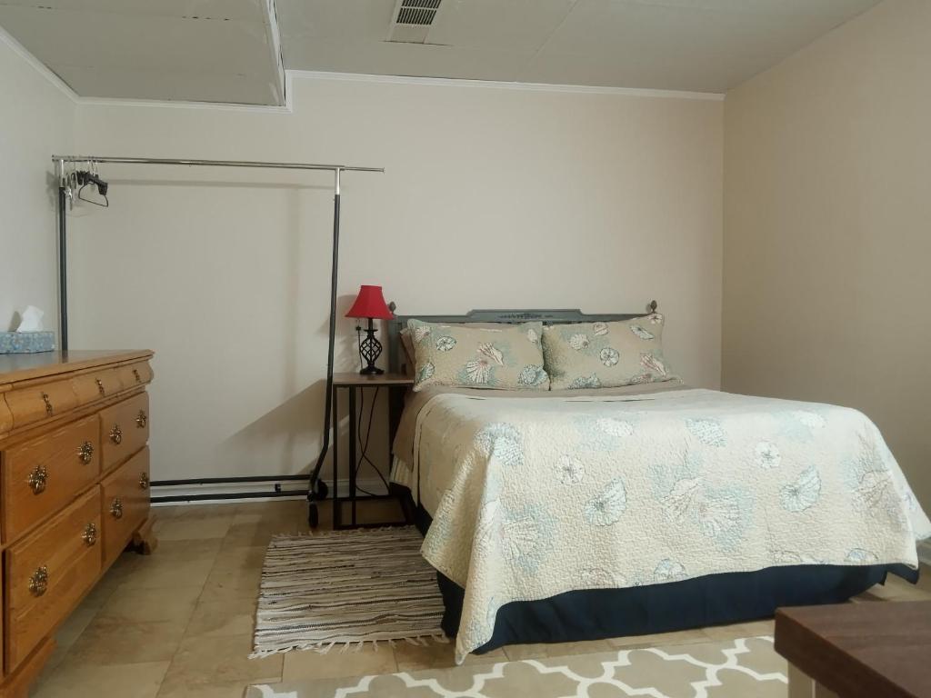 a bedroom with a bed and a dresser and a window at University Heights Central 2 BRM in Athens