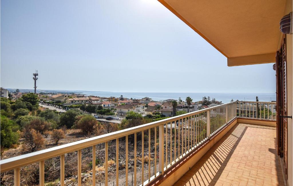 einen Balkon mit Meerblick in der Unterkunft Stunning Apartment In Marina Di Ragusa With Wi-fi in Marina di Ragusa
