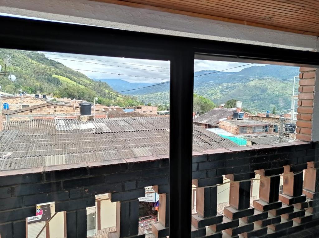 einen Blick aus dem Fenster einer Stadt in der Unterkunft Aparta Hotel Bella Vista in Choachí