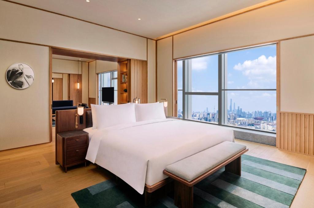 Postel nebo postele na pokoji v ubytování Artyzen NEW BUND 31 Shanghai Qiantan