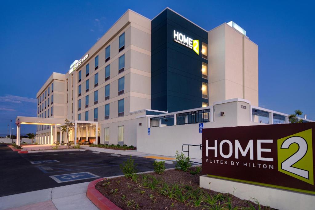 un hotel con un cartel frente a un edificio en Home2 Suites By Hilton Garden Grove en Garden Grove