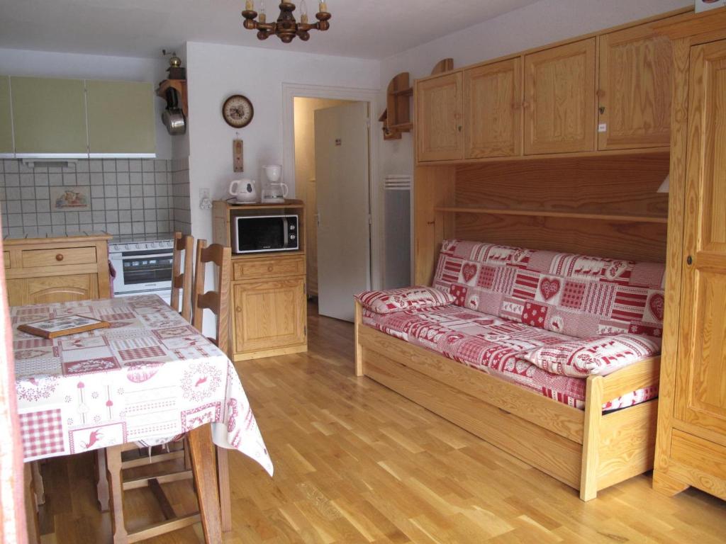 Il comprend une chambre avec des lits superposés et une cuisine. dans l'établissement Studio Montagne pour 4 à Serre Chevalier, Balcon, Parking Privé, Proche Pistes et Navette Gratuite - FR-1-762-45, à La Salle Les Alpes