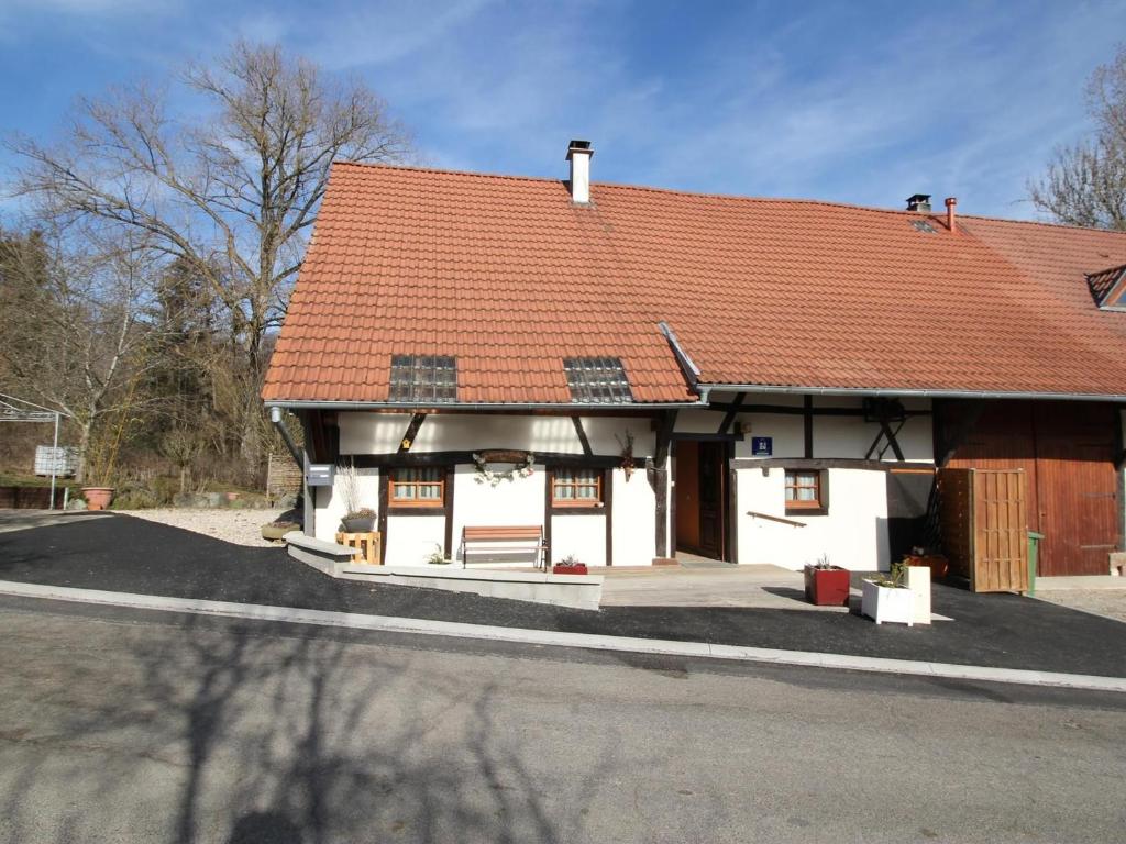 een wit huis met een rood dak en een straat bij Gîte Bretten, 3 pièces, 6 personnes - FR-1-744-18 in Bretten