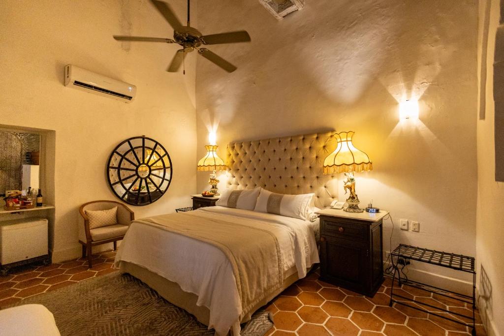 Schlafzimmer mit einem Bett und einem Deckenventilator in der Unterkunft Hotel El Marqués by Faranda Boutique in Cartagena de Indias