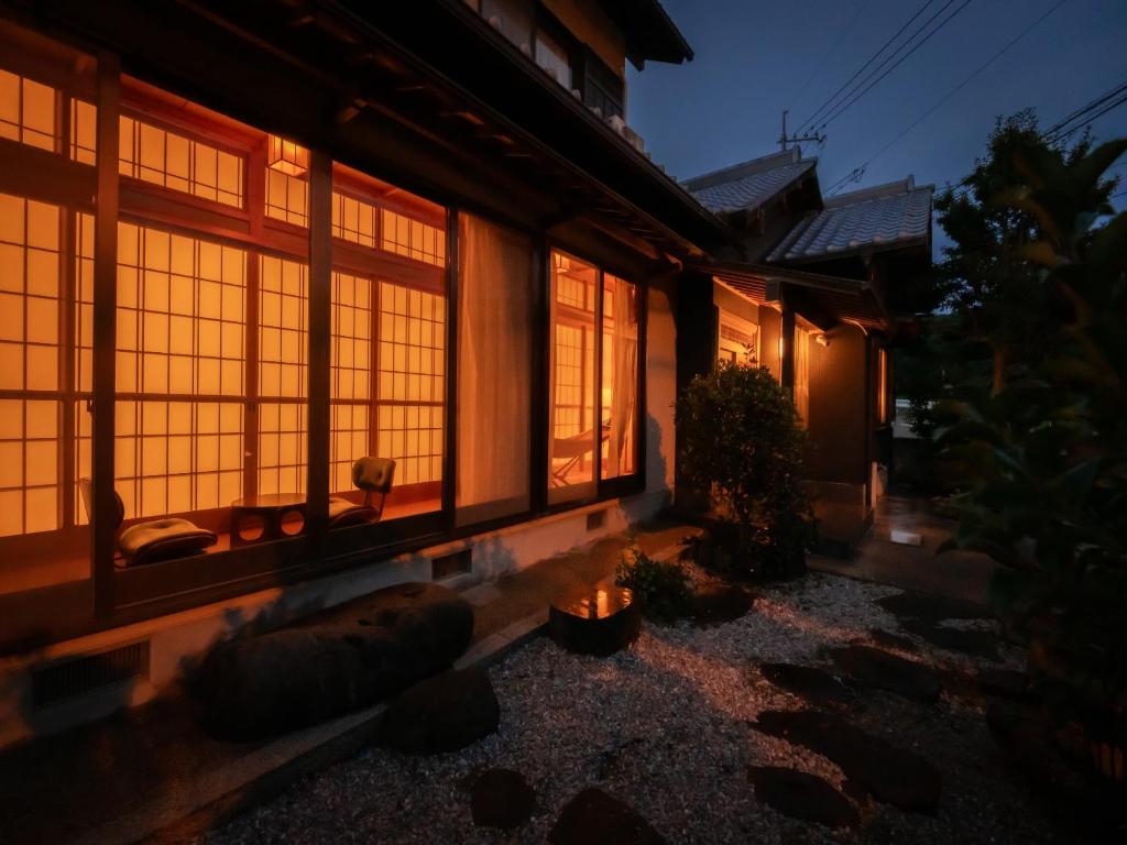 Ikedaにある1組限定　1棟貸切 「おとまり忠左衛門」　 グループや3世代旅行に最適　　　　の大きな窓のある部屋
