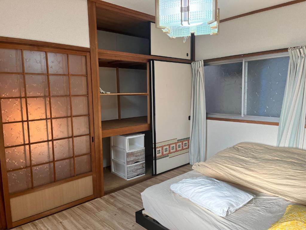 Postel nebo postele na pokoji v ubytování シェアする子育て すいまーる Suimaaru