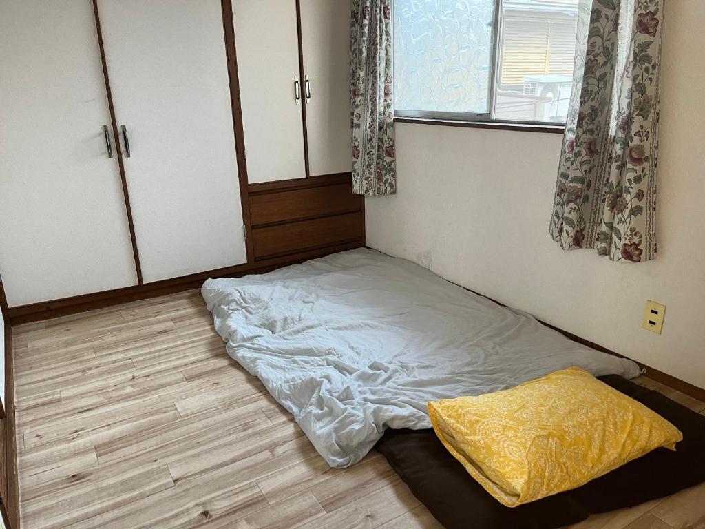 Postel nebo postele na pokoji v ubytování シェアする子育て すいまーる Suimaaru