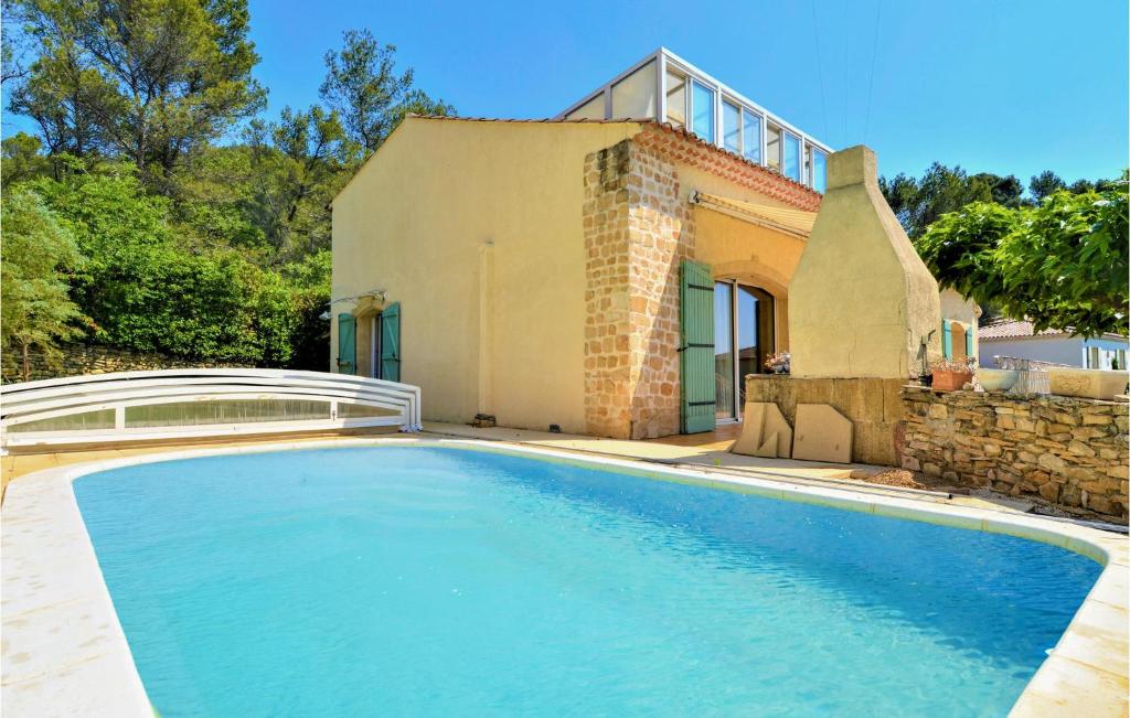 una piscina frente a una casa en Gorgeous Home In Laudun L Ardoise With Kitchen, en Laudun