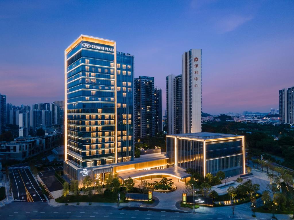 ein beleuchtetes Gebäude in einer Stadt in der Nacht in der Unterkunft Crowne Plaza Jiangmen Binjiang, an IHG Hotel in Jiangmen