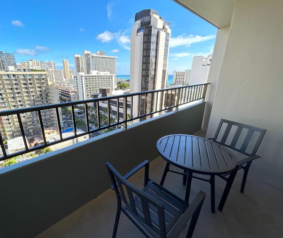 Royal Kuhio 1706 - Spacious Studio with Stunning Diamond Head City Views in the Heart of Waikiki!_1