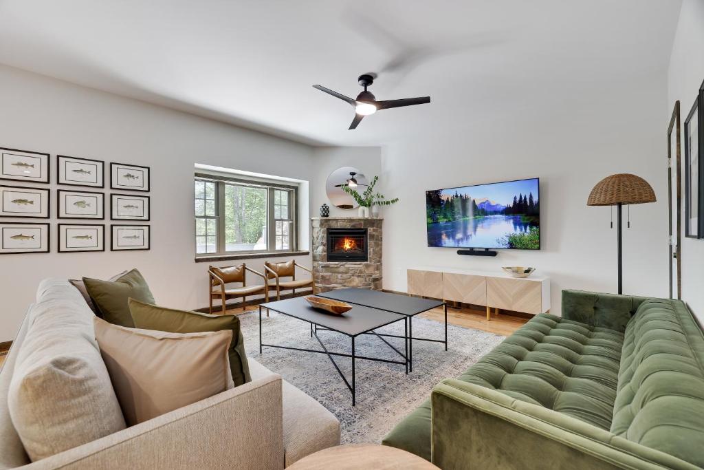 uma sala de estar com um sofá e uma televisão em The Oasis at Arrowhead em Arrowhead Lake