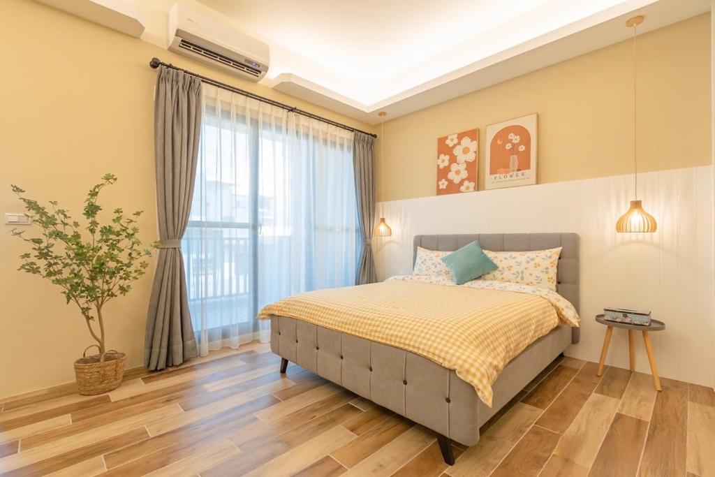 a bedroom with a bed and a window at 花蓮民宿日光漫旅-近東大門夜市 免費停車場 in Hualien City