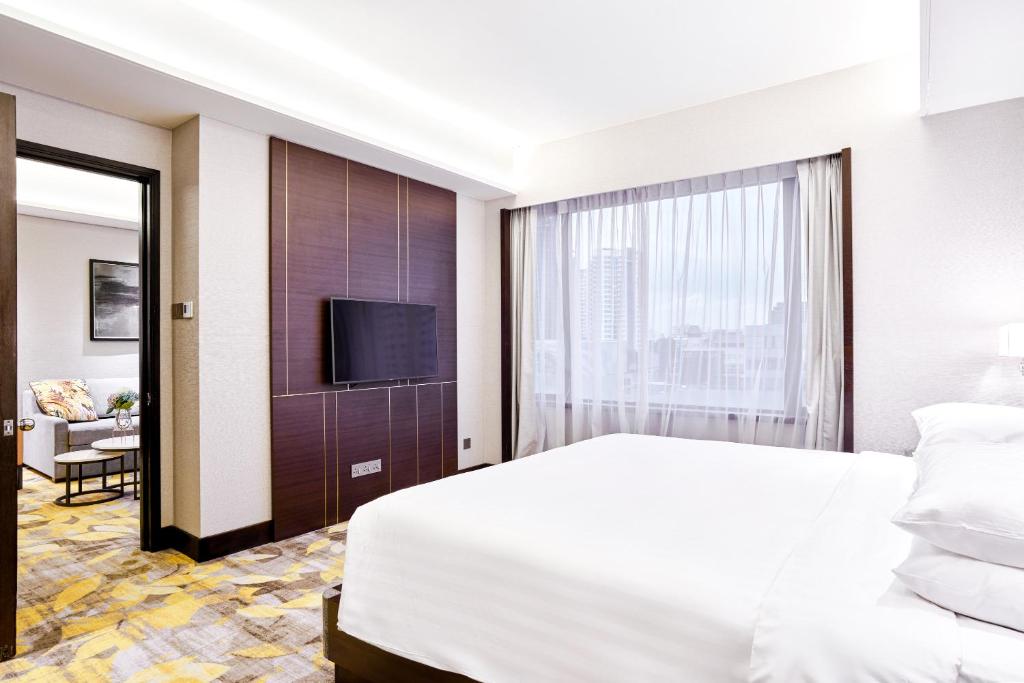 Giường trong phòng chung tại Royal Plaza on Scotts