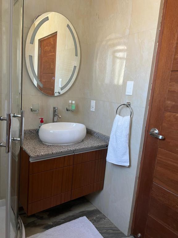 uma casa de banho com um lavatório e um espelho em Elegante Departamento em La Paz