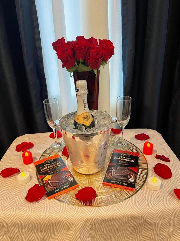 una mesa con copas de vino y un jarrón con rosas rojas en CASTLE ROCK, en Flagstaff