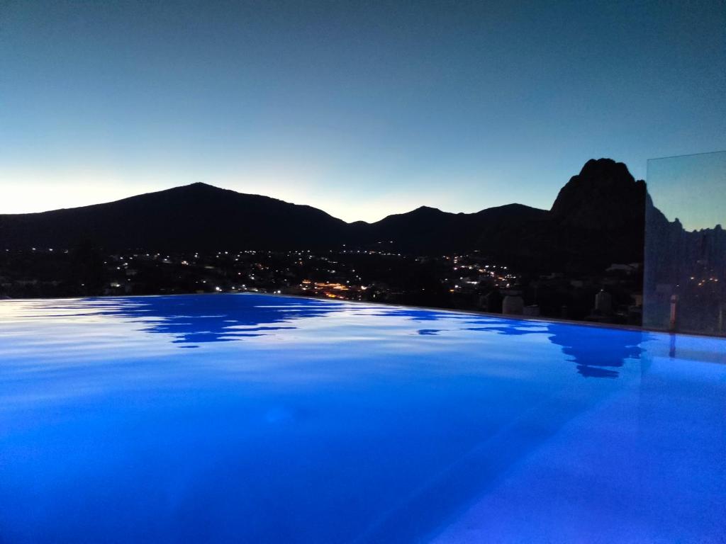 une grande piscine avec vue sur les montagnes dans l'établissement Hotel Villa Peñasco, à Bernal