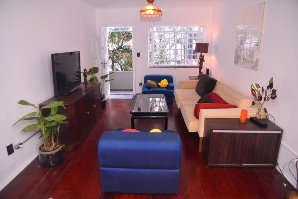 Μια τηλεόραση ή/και κέντρο ψυχαγωγίας στο Residência Charme & Conforto, próxima do metro Vila Madalena