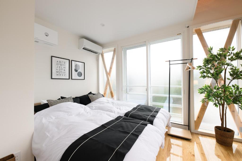 1 dormitorio con cama grande y ventana grande en 和光荘 Harmonious Light West en Hakone