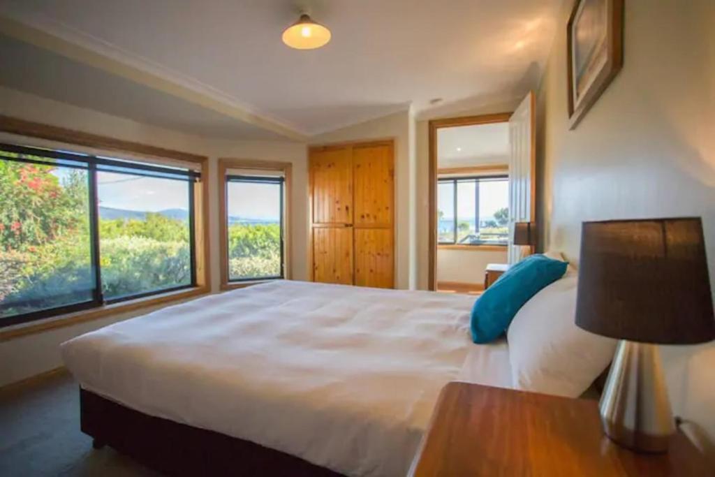 Postel nebo postele na pokoji v ubytování Bruny Island Escapes and Hotel Bruny